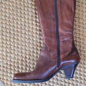 Born Boots - rich brown 👢 9.5 med.